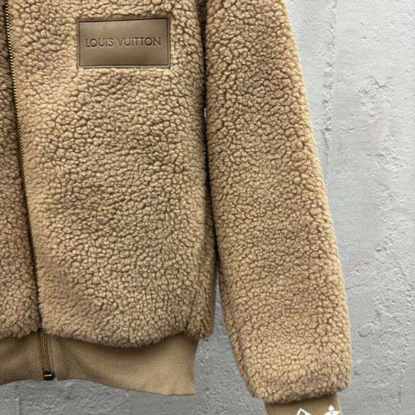新色登場☆ルイヴィトン レザーパッチフリースブルゾン スーパーコピー vuy50494
